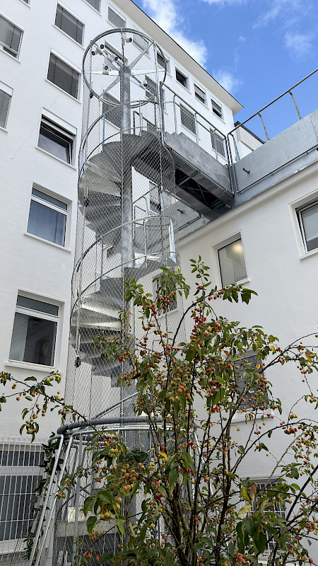 Pflanztrog und Treppenturm