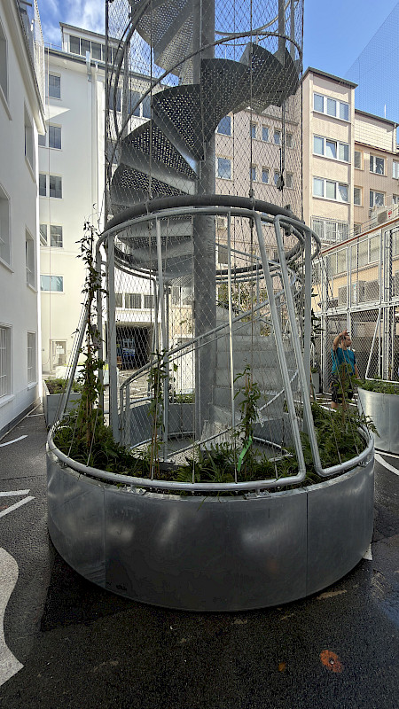 Pflanztrog Treppenturm